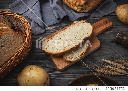 Freshly sliced rustic bread 113073752