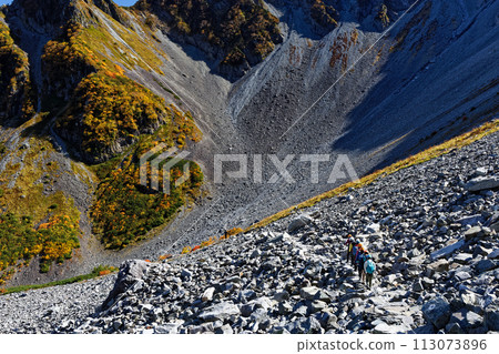 Climbers climbing Karasawa Curl in the Northern Alps with autumn leaves Climbers climbing Karasawa Curl in the Northern Alps with autumn leaves 113073896