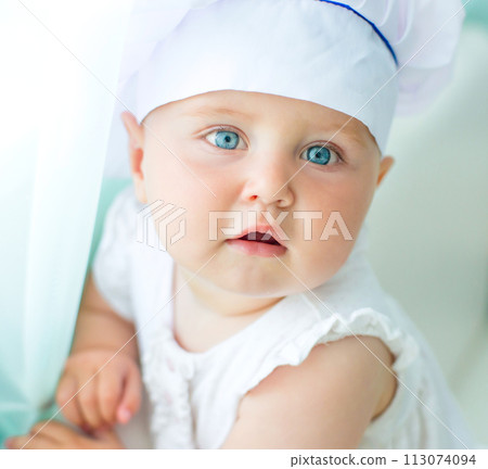 cute baby in chef's hat 113074094