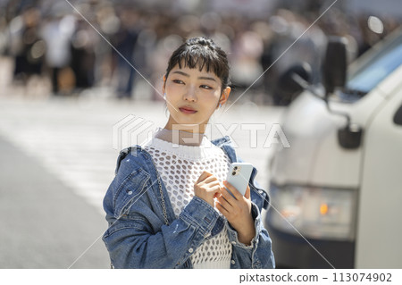 A young woman with a smartphone 113074902