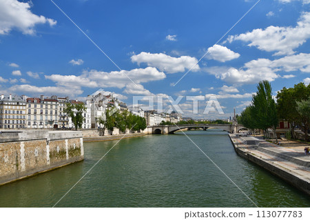 Paris, France. The Seine River flows near Île Saint-Louis. Photographed on August 11, 2021. Paris, France. The Seine River flows near Île Saint-Louis. Photographed on August 11, 2021. 113077783