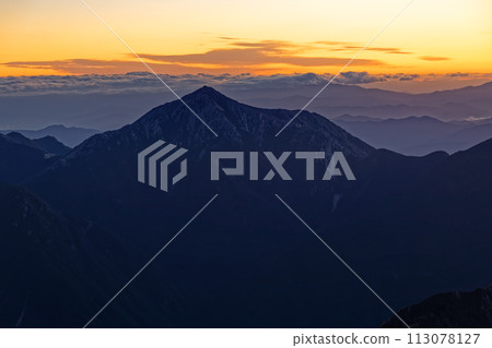 從北阿爾卑斯山穗高嶽山脊線眺望黎明時分的常年山 113078127