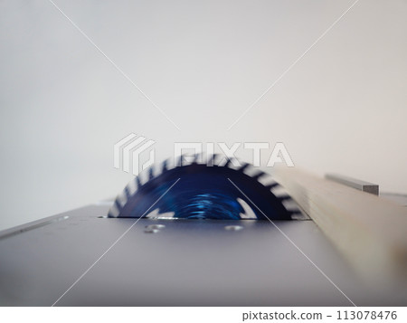 table saw cutting wood 113078476