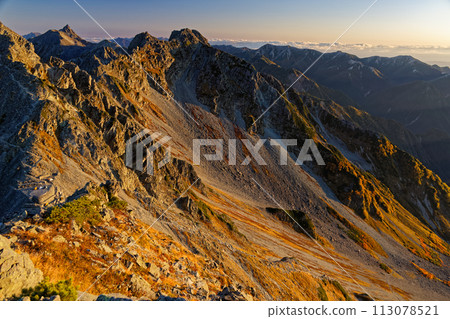 登上奧穗高岳，可以看到日出時的北穗高山、矢梨岳、大天陽山。 113078521