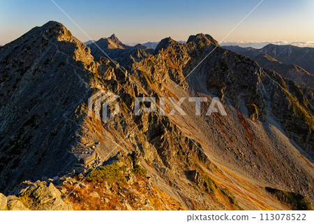 登上奧穗高山,可以看到日出時的唐澤山、北穗高山、矢梨岳。 登上奧穗高山,可以看到日出時的唐澤山、北穗高山、矢梨岳。 113078522