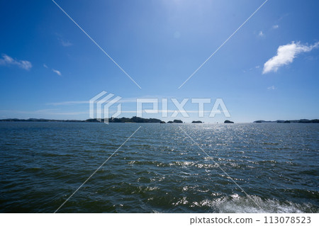 從遊船上看到松島的秋日陽光和藍天 113078523