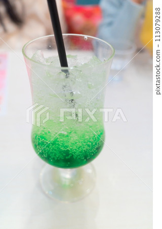 在夏威夷咖啡館吃不同口味的哈密瓜蘇打水 113079288