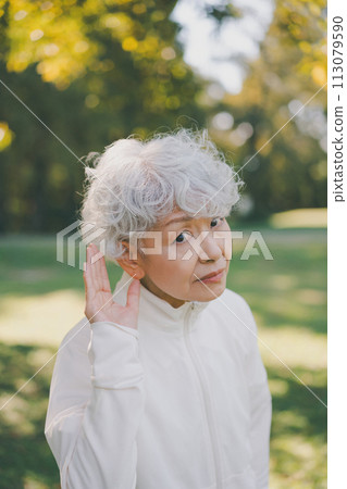 在公園裡很難聽到 60 多歲的女人說話 113079590