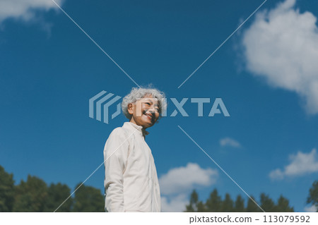 Woman in her 60s in the park Woman in her 60s in the park 113079592
