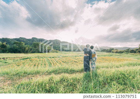 Couple walking in yukata in the countryside Couple walking in yukata in the countryside 113079751