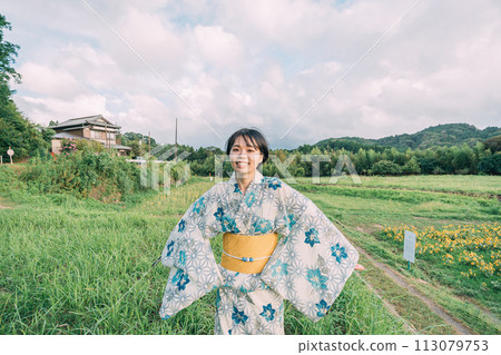 一個女人穿著浴衣 一個女人穿著浴衣 113079753