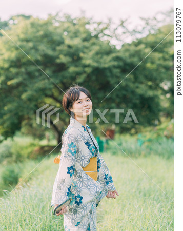 一個女人穿著浴衣 113079767