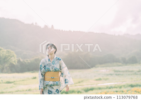 一個女人穿著浴衣 一個女人穿著浴衣 113079768