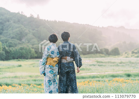 穿著浴衣在鄉間散步的夫婦 113079770