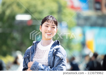 Street Snap Young Woman Portrait Street Snap Young Woman Portrait 113079962