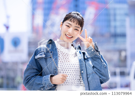 Street Snap Young Woman Portrait Street Snap Young Woman Portrait 113079964