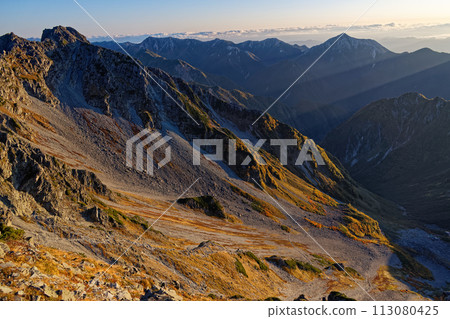 登上奧穗高山的早晨,可以看到唐澤冰壺以及常年山、大天陽山的山脊線。 登上奧穗高山的早晨,可以看到唐澤冰壺以及常年山、大天陽山的山脊線。 113080425
