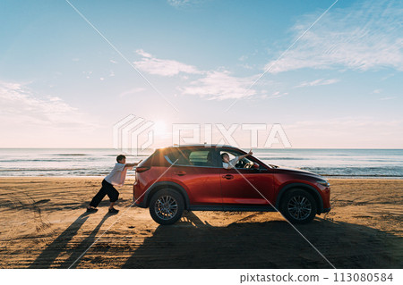 情侶與沙灘和紅色汽車 情侶與沙灘和紅色汽車 113080584
