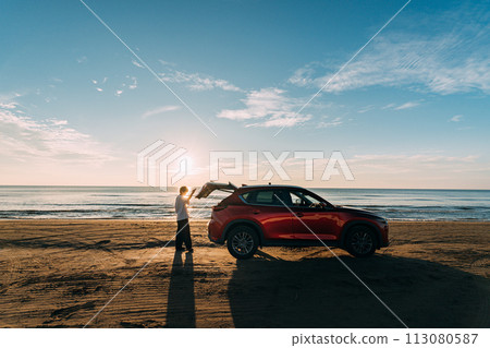 沙灘、紅色汽車和男人 113080587