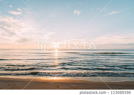 美麗的海灘日落 美麗的海灘日落 113080590