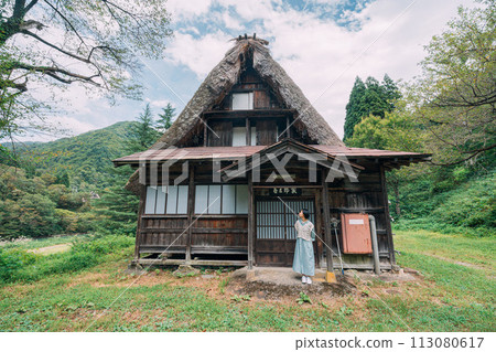 一位婦女穿越合掌村 113080617