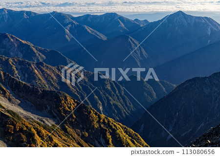 從北阿爾卑斯山的奧穗高山眺望清晨的常年山 113080656