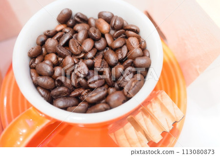 咖啡杯中的烘焙咖啡豆 113080873