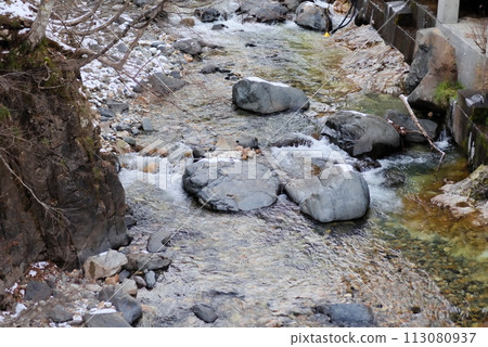 A river flowing through a snow-covered hot spring town 113080937