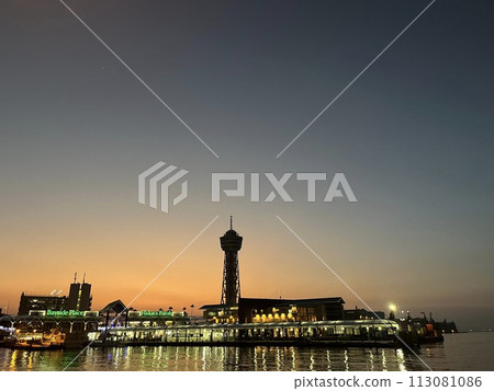 被夕陽染紅的港口塔 被夕陽染紅的港口塔 113081086