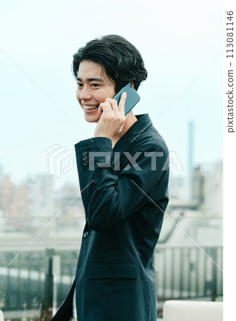 年輕的商人在智能手機上交談 113081146