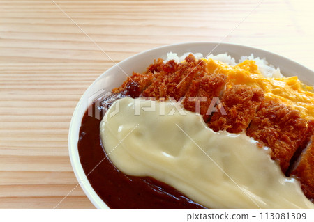 煎蛋捲起司炸肉排咖哩 煎蛋捲起司炸肉排咖哩 113081309