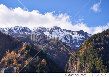 從富山縣黑部水庫看秋天的立山山脈 113081514
