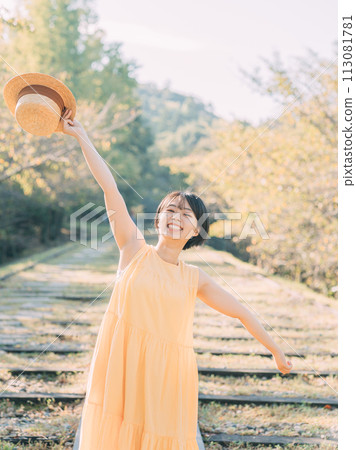 woman wearing a hat in the park 113081781