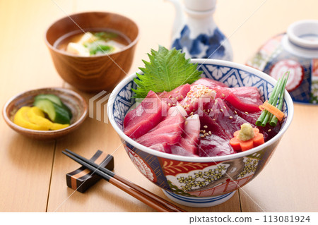 南紀勝浦鮪魚蓋飯(生鮪魚) 瘦肉、中脂鮪魚、大脂鮪魚 南紀勝浦鮪魚蓋飯(生鮪魚) 瘦肉、中脂鮪魚、大脂鮪魚 113081924