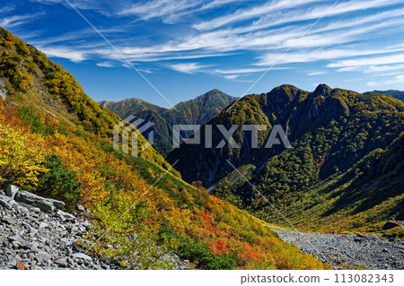 秋天從唐澤曲道上看到的常年山和屏風香頭 113082343