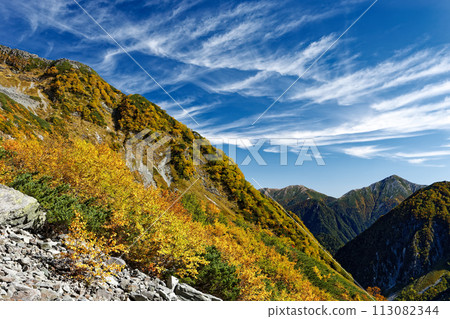 從唐澤彎道上看到的常年山的紅葉 113082344