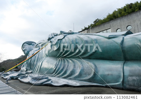 Japan's largest bronze reclining statue 113082461
