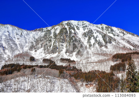 冬天的秋山古富岩 113084093