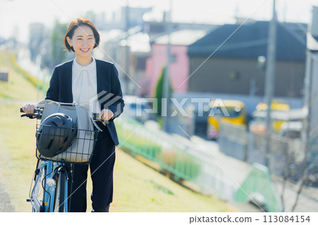 騎自行車上下班的中年婦女 113084154