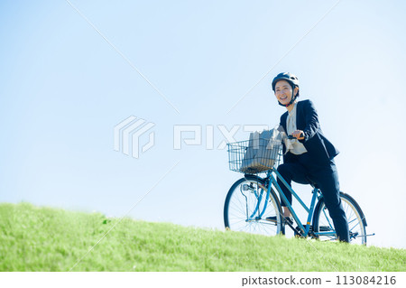 騎自行車上下班的中年婦女 113084216