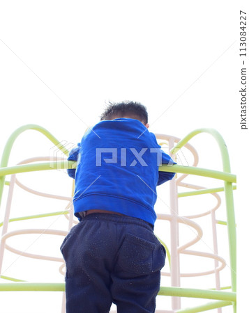 boy climbing the jungle gym 113084227