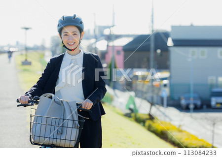 騎自行車上下班的中年婦女 113084233