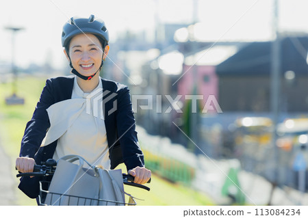 騎自行車上下班的中年婦女 113084234
