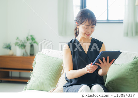 Middle-aged woman in the living room 113084337