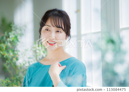 Middle women stretching Middle women stretching 113084475