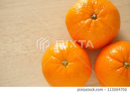 桌上有 3 個柑橘 Murcott 3 113084700