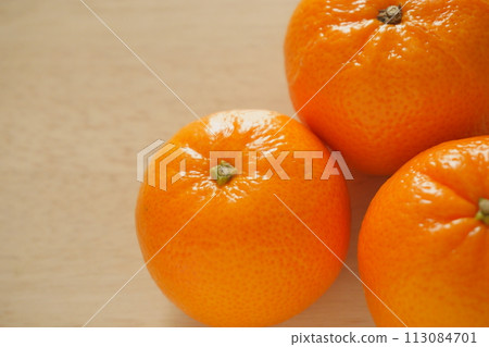 桌上有 3 個柑橘 Murcott 2 113084701