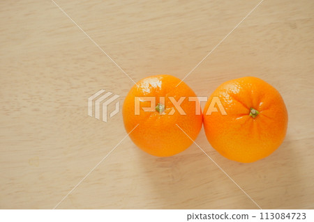 桌上有 2 顆橘子 Murcott 2 桌上有 2 顆橘子 Murcott 2 113084723