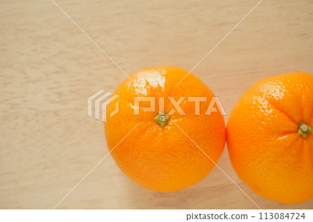 桌子上有 2 個橘子 Murcott 1 桌子上有 2 個橘子 Murcott 1 113084724