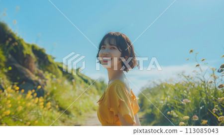 微笑著行走在大自然中的女人 113085043